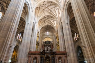 Vista interna da Catedral de Segóvia, localizada na praça principal da cidade, a Plaza Mayor, e dedicada à Virgem Maria. Construído entre 1525-1577 em estilo gótico tardio, exceto a Cúpula, construída por volta de 1630.