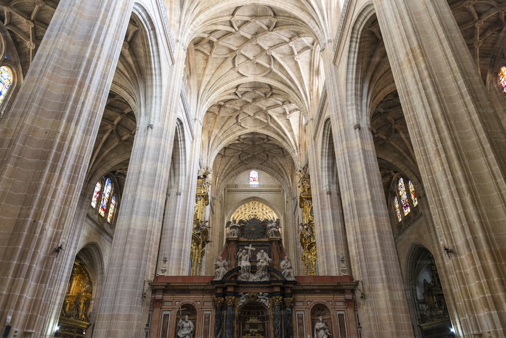 Innenansicht der Kathedrale von Segovia, die sich auf dem Hauptplatz der Stadt, der Plaza Mayor, befindet und der Jungfrau Maria gewidmet ist. Erbaut zwischen 1525 und 1577 im spätgotischen Stil, mit Ausnahme der Kuppel, die um 1630 erbaut wurde.