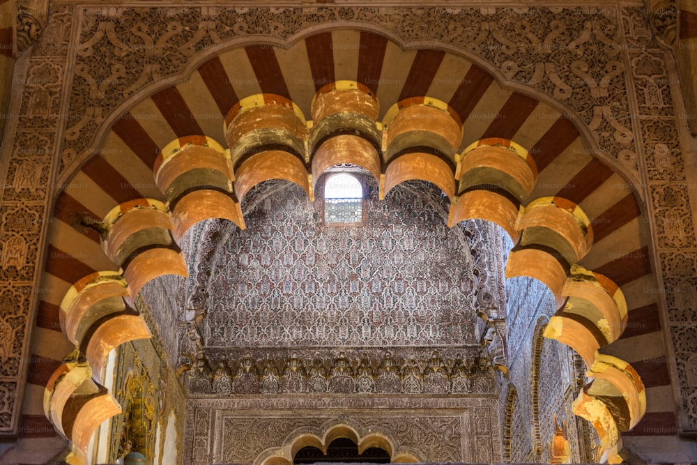 스페인 코르도바의 La Mezquita Catedral (모스크 대성당)의 기둥과 장식 된 아치의 내부 모습.