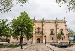 Façade principale du premier bâtiment de l’Université de Valladolid, construit à la fin du XVe siècle, actuellement connu sous le nom de Palacio de Santa Cruz. Fondé par le cardinal Mendoza, le collège est considéré comme le plus ancien bâtiment existant de la Renaissance espagnole.