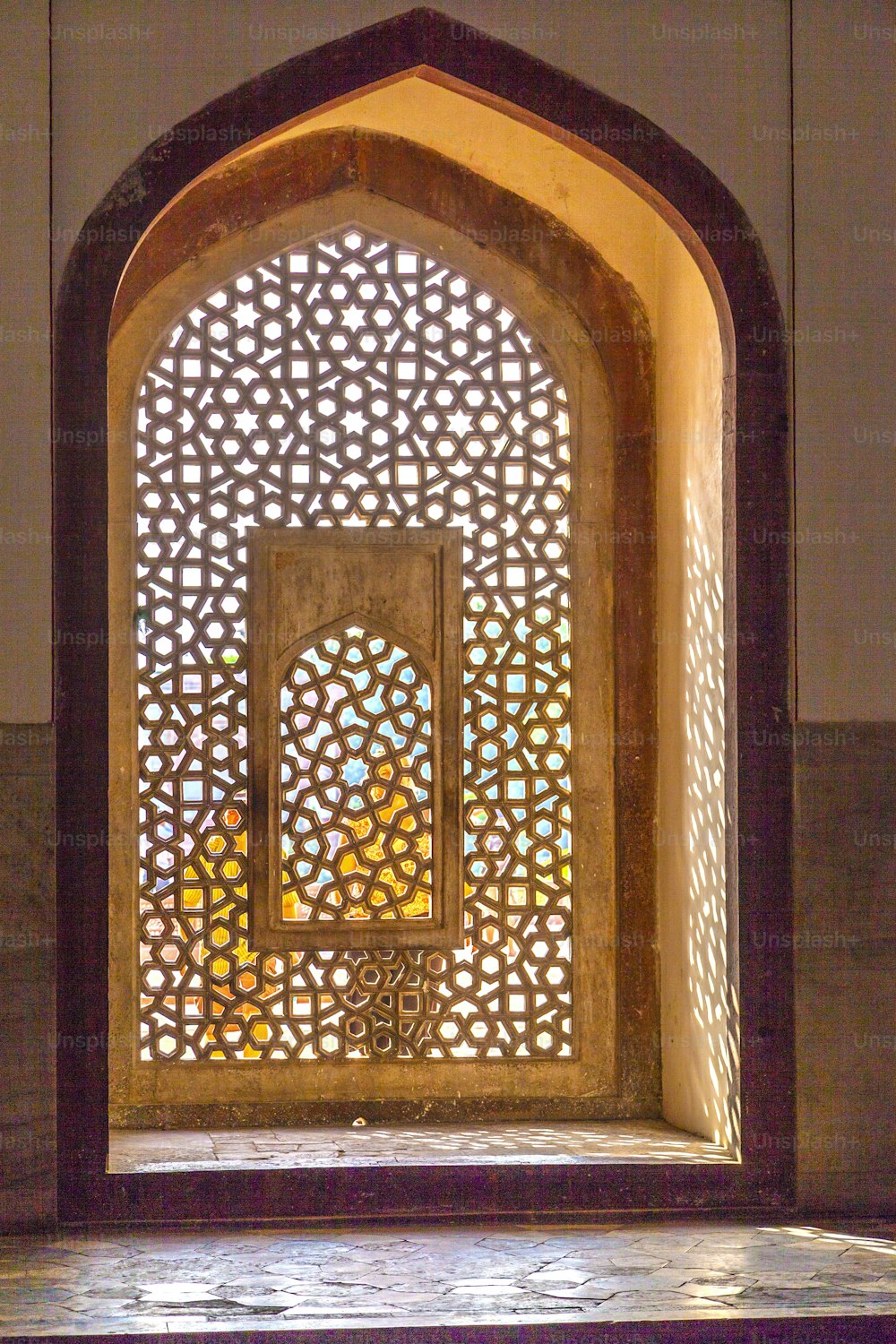Schöne Fenster mit Ornamenten im islamischen Stil am Grab von Humayuns