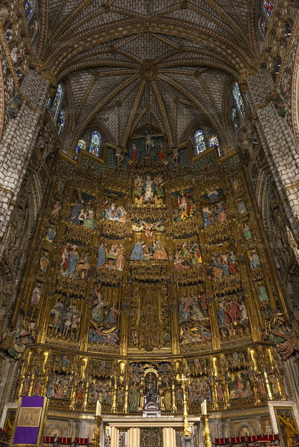 Veduta interna del retablo e dell'altare maggiore della Cattedrale di Toledo (Cattedrale Primaziale di Santa Maria di Toledo), una pala d'altare gotica estremamente florida e uno degli ultimi esempi di questo stile artistico. La cattedrale di Toledo è una delle tre cattedrali gotiche del XIII secolo in Spagna ed è considerata l'opera magna dello stile gotico in Spagna.