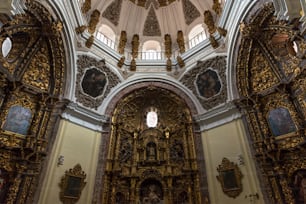 Veduta interna di una delle cappelle laterali della chiesa della Colegiata de Antolin a Toledo, una chiesa laterale costruita nel XVII secolo in stile barocco come prolungamento della Colegiata.
