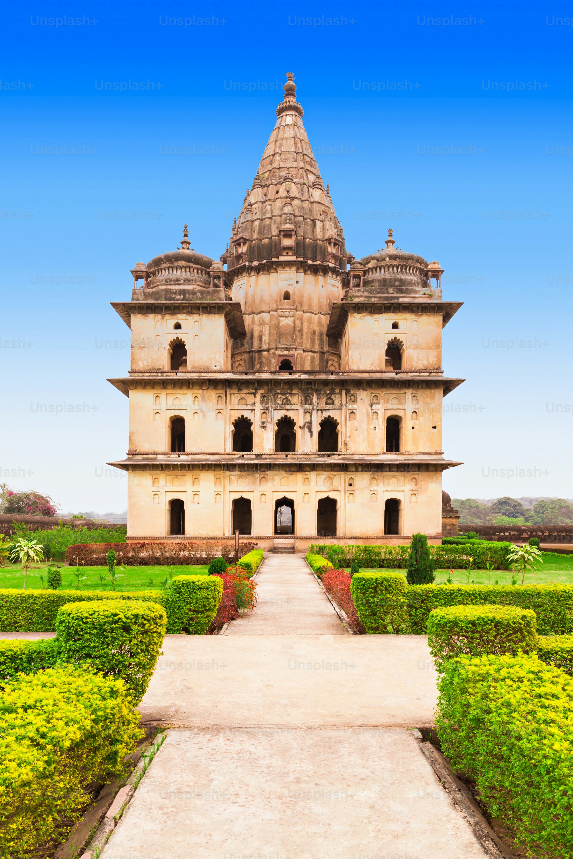 Chhatris atau Cenotaphs adalah struktur berbentuk kubah yang dibangun pada abad ke-17 untuk ingatan panjang tentang raja kota Orchha.