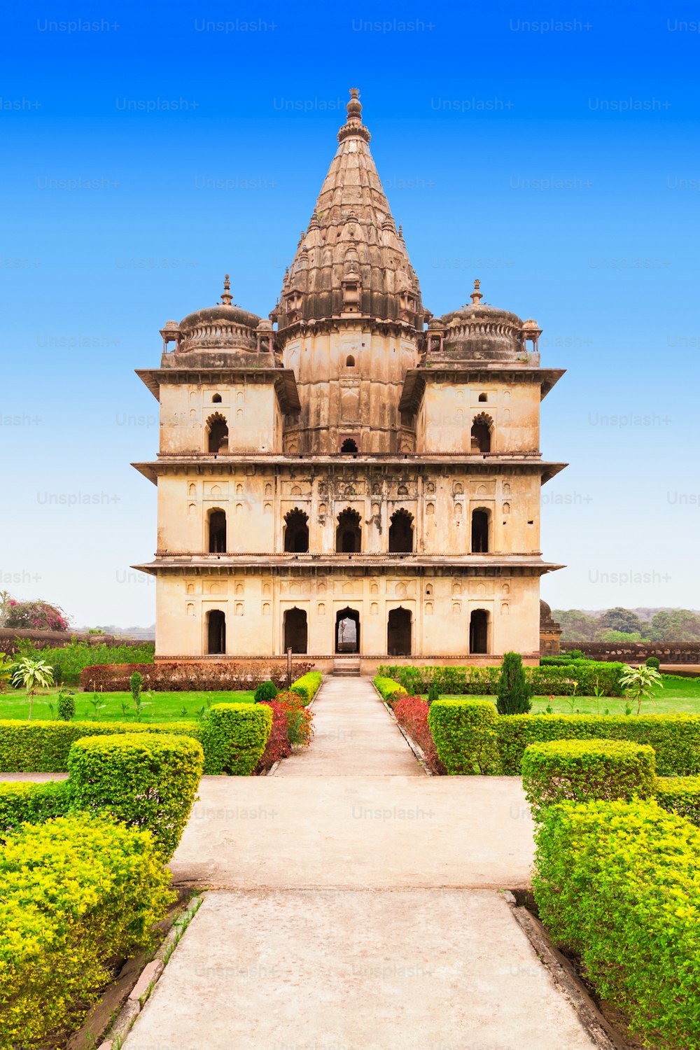Chhatris ou Cenotáfios são estrutura em forma de cúpula construída no século 17 para uma longa memória sobre raja da cidade de Orcha.