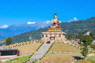 Le parc du Bouddha de Ravangla est situé sur le chemin du monastère de Ralong, au pied de la réserve naturelle de Maenam, dans le sud du Sikkim, en Inde