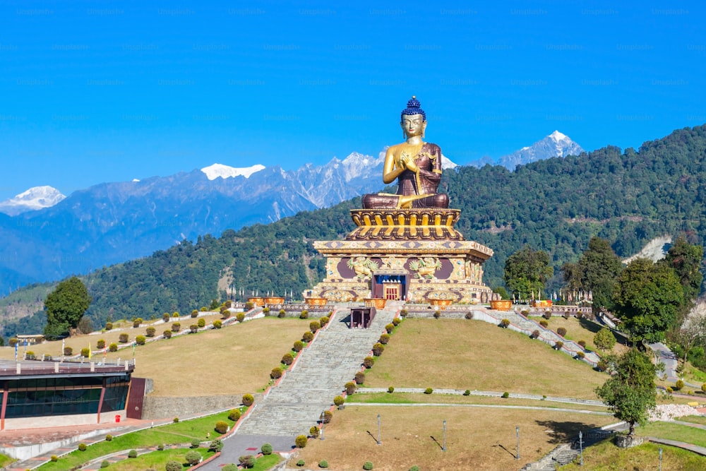 El Parque Buda de Ravangla se encuentra en el camino al Monasterio de Ralong en las estribaciones del Santuario de Vida Silvestre de Maenam en el sur de Sikkim, India