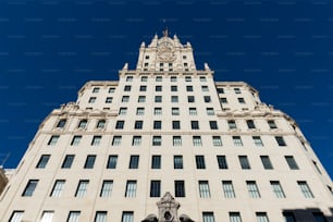 Vista em ângulo baixo do Edifício Telefónica na Gran Vía em Madrid, Espanha. Projetado por Ignacio de Cárdenas após um estudo anterior de Lewis S. Weeks em Manhattan, foi totalmente concluído em março de 1929, tornando-se o primeiro arranha-céu da Europa.
