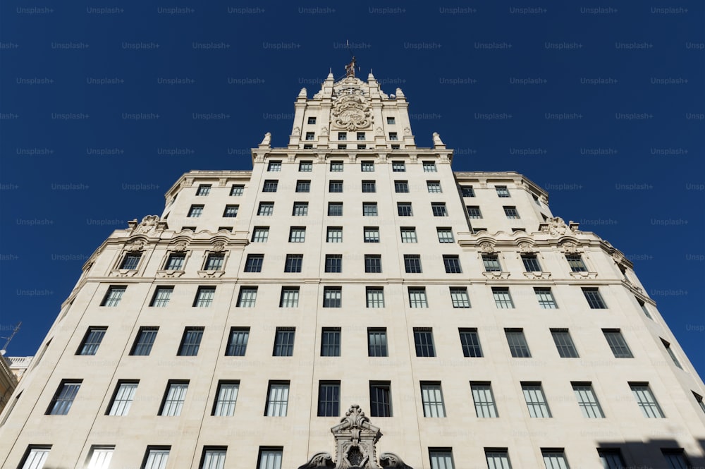 스페인 마드리드의 Gran Vía에 있는 Telefónica Building의 낮은 각도 보기. 맨해튼의 루이스 S. 위크스 (Lewis S. Weeks)에 대한 이전 연구 후 이그나시오 데 카르데나스 (Ignacio de Cárdenas)가 디자인 한이 건물은 1929 년 3 월에 완공되어 유럽 최초의 초고층 빌딩이되었습니다.
