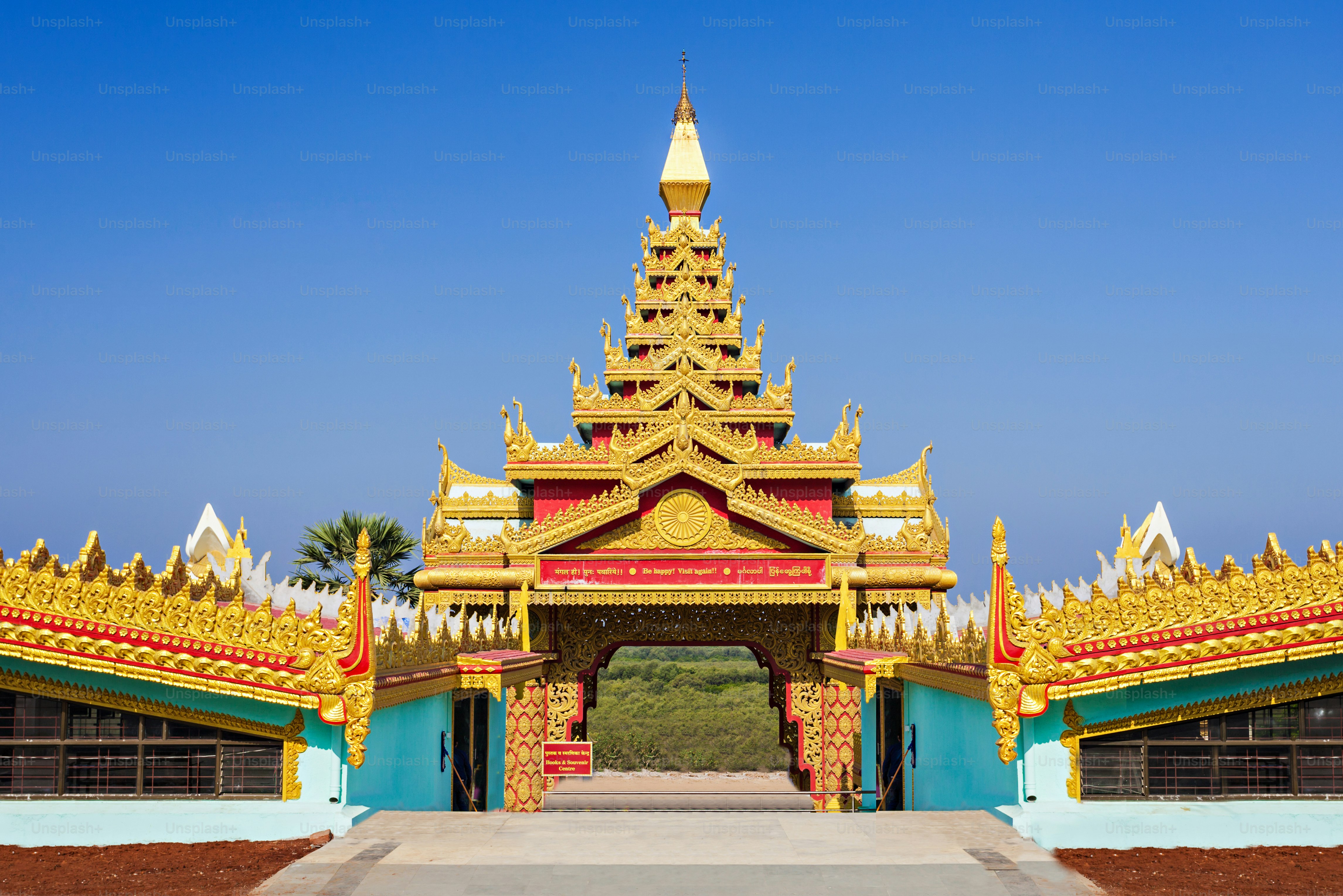 Global Vipassana Pagoda adalah Aula Meditasi di Mumbai, India