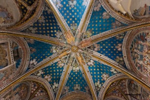 トレドの大聖堂(トレドの聖マリア霊長類大聖堂)の内部図、スペインの3つの13世紀のハイゴシック様式の大聖堂の1つ。