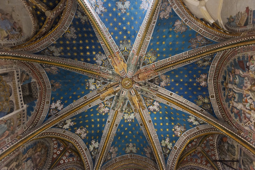 톨레도 대성당 (톨레도의 성모 마리아 영장류 대성당)의 내부 모습은 스페인의 3 개의 13 세기 고딕 양식의 대성당 중 하나입니다.