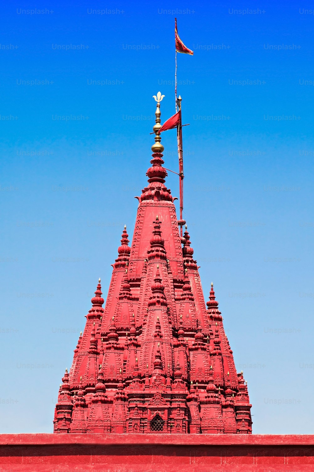 Templo de Durga (Macaco) vermelho em Varanasi, Índia