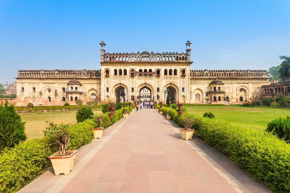 Bara Imambara ist ein Imambara-Komplex in Lucknow, Indien. Erbaut von Asaf-ud-Daula, Nawab von Awadh, im Jahr 1784.