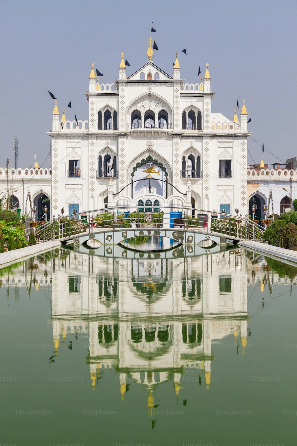 Chota Imambara, noto anche come Hussainabad Imambara è un imponente monumento situato nella città di Lucknow nell'Uttar Pradesh, in India