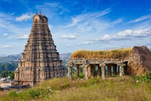 Gopura (oder Gopuram) Turm des Virupaksha-Tempels. Hampi, Karnataka, Indien