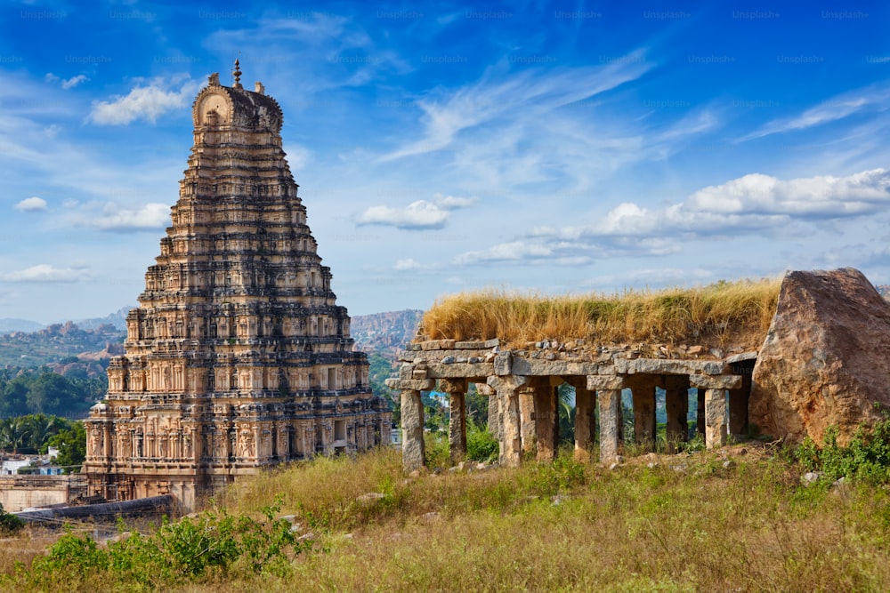 비루팍샤 사원의 고푸라(또는 고푸람) 탑. Hampi, 카르나타카 주, 인도