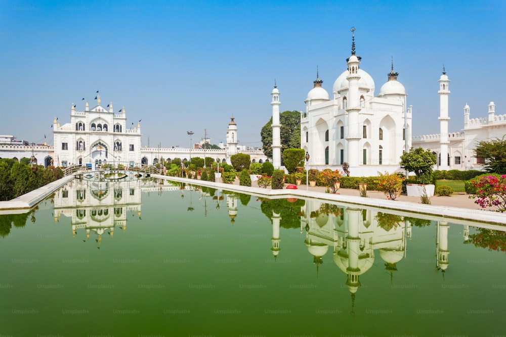 Chota Imambara (Hussainabad Imambara) è un monumento situato a Lucknow, in India