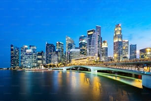Die Skyline des Geschäftsviertels von Singapur am Abend. Marina Bay, Singapur.
