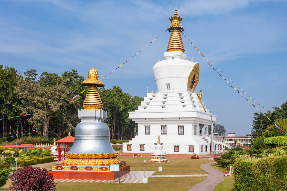 A Grande stupa no Mosteiro Mindrolling em Dehradun, Índia é uma stupa maior do mundo.