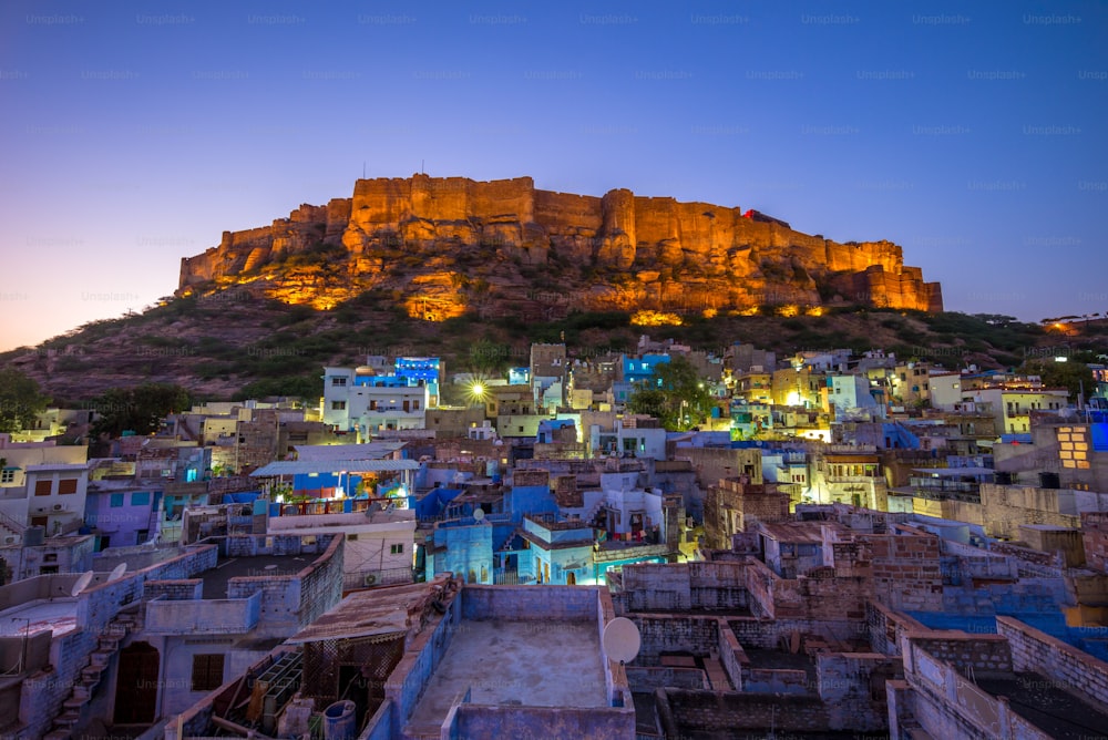 Vista nocturna de Jodhpur y el fuerte Mehrangarh en Jodhpur, Rajasthan, India