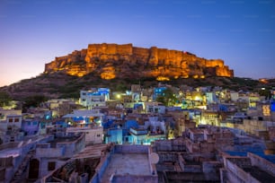 Vue nocturne de Jodhpur et du fort de Mehrangarh à Jodhpur, Rajasthan, Inde