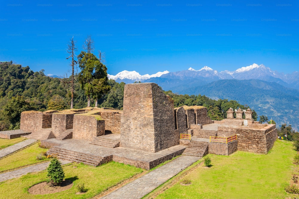 Ruinen des Rabdentse-Palastes in der Nähe von Pelling, Bundesstaat Sikkim in Indien. Rabdentse war die zweite Hauptstadt des ehemaligen Königreichs Sikkim.