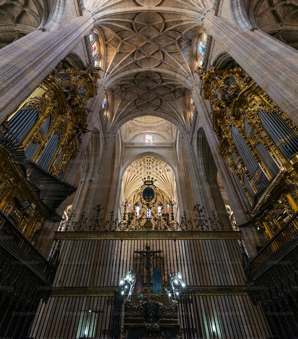 Vista interna da Catedral de Segóvia, localizada na praça principal da cidade, a Plaza Mayor, e dedicada à Virgem Maria. Construído entre 1525-1577 em estilo gótico tardio, exceto a Cúpula, construída por volta de 1630.