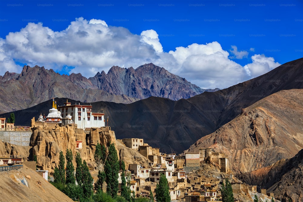 Lamayuru o Yuru Gompa es un Gompa (monasterio) budista tibetano en el distrito de Kargil, Ladakh occidental, Jammu y Cachemira, India