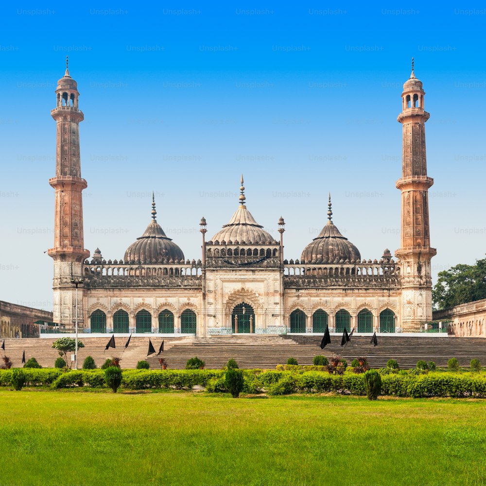 A Mesquita Asfi, localizada perto da Bara Imambara em Lucknow, Índia