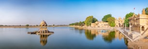 인도 라자스탄주 자이살메르의 아침에 가디사르 호수. 유네스코 세계 유산.