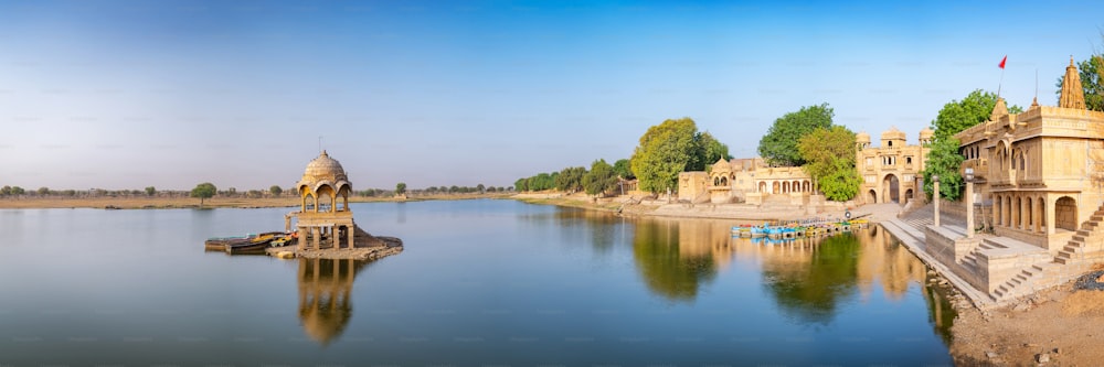 Gadisar-See am Morgen in Jaisalmer, Rajasthan, Indien. Ein UNESCO-Weltkulturerbe.