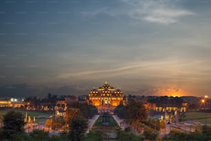 Vista nocturna del templo de Akshardham en Delhi, India
