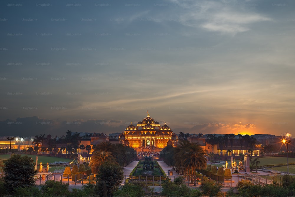 Vista notturna del tempio di Akshardham a Delhi, India