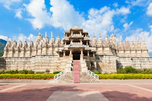 O Templo Ranakpur é um templo jain no Rajastão, Índia