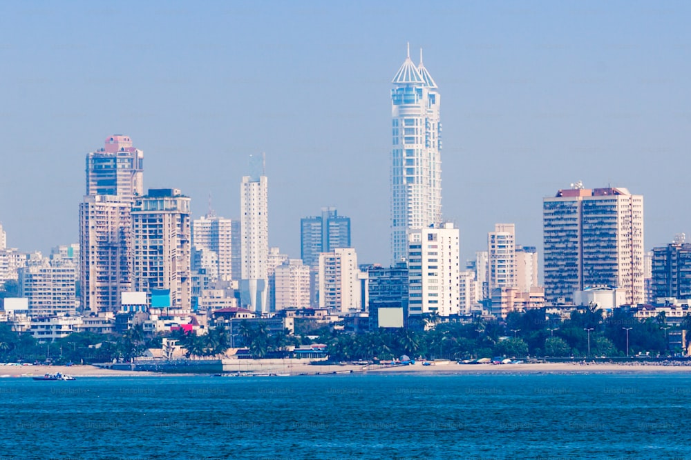 Blick auf die Skyline von Mumbai vom Marine Drive in Mumbai, Indien