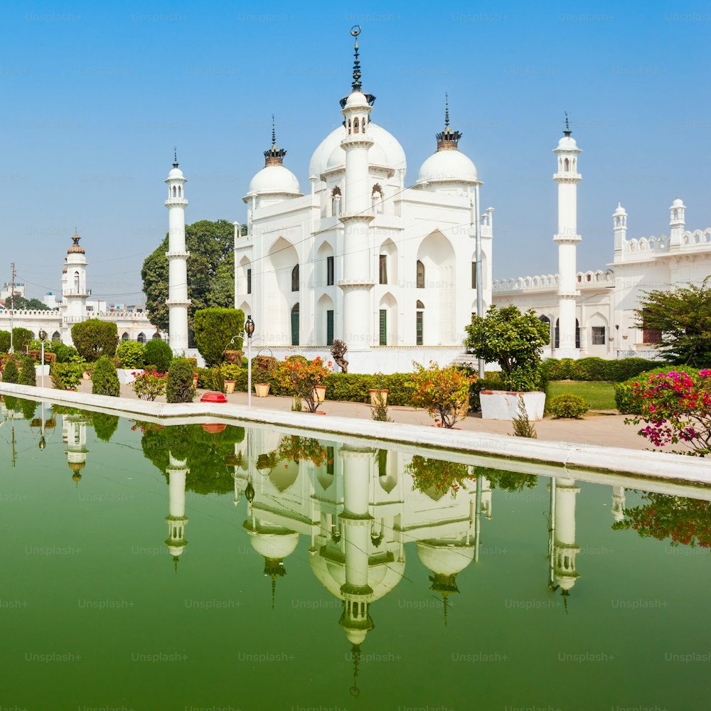 Chota Imambara (Hussainabad Imambara) è un monumento situato a Lucknow, in India