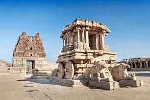 Char et temple de Vittala à Hampi, Inde