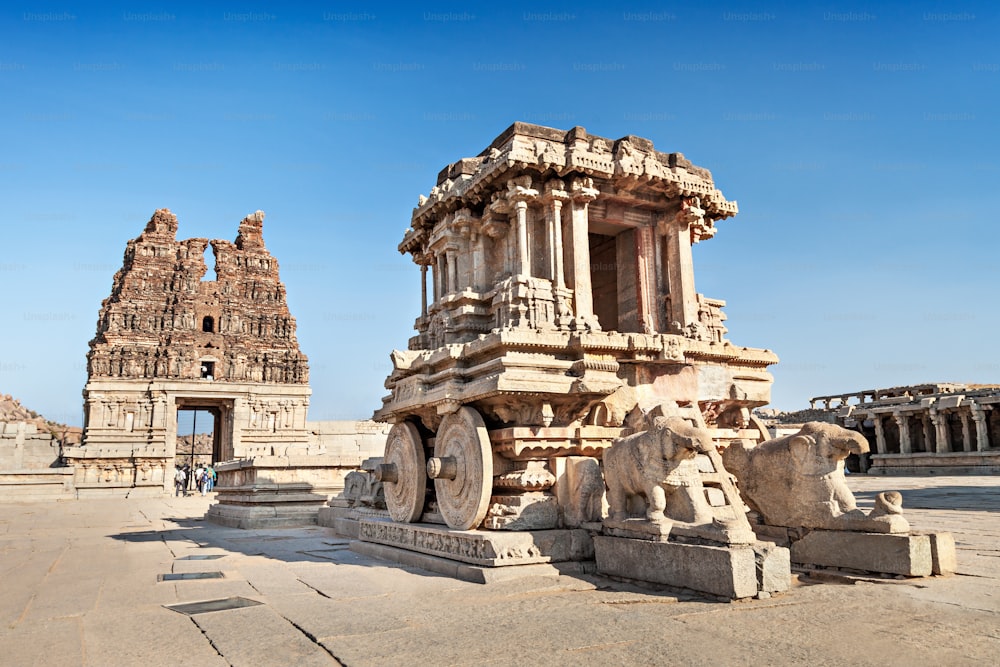 Carro y templo de Vittala en Hampi, India