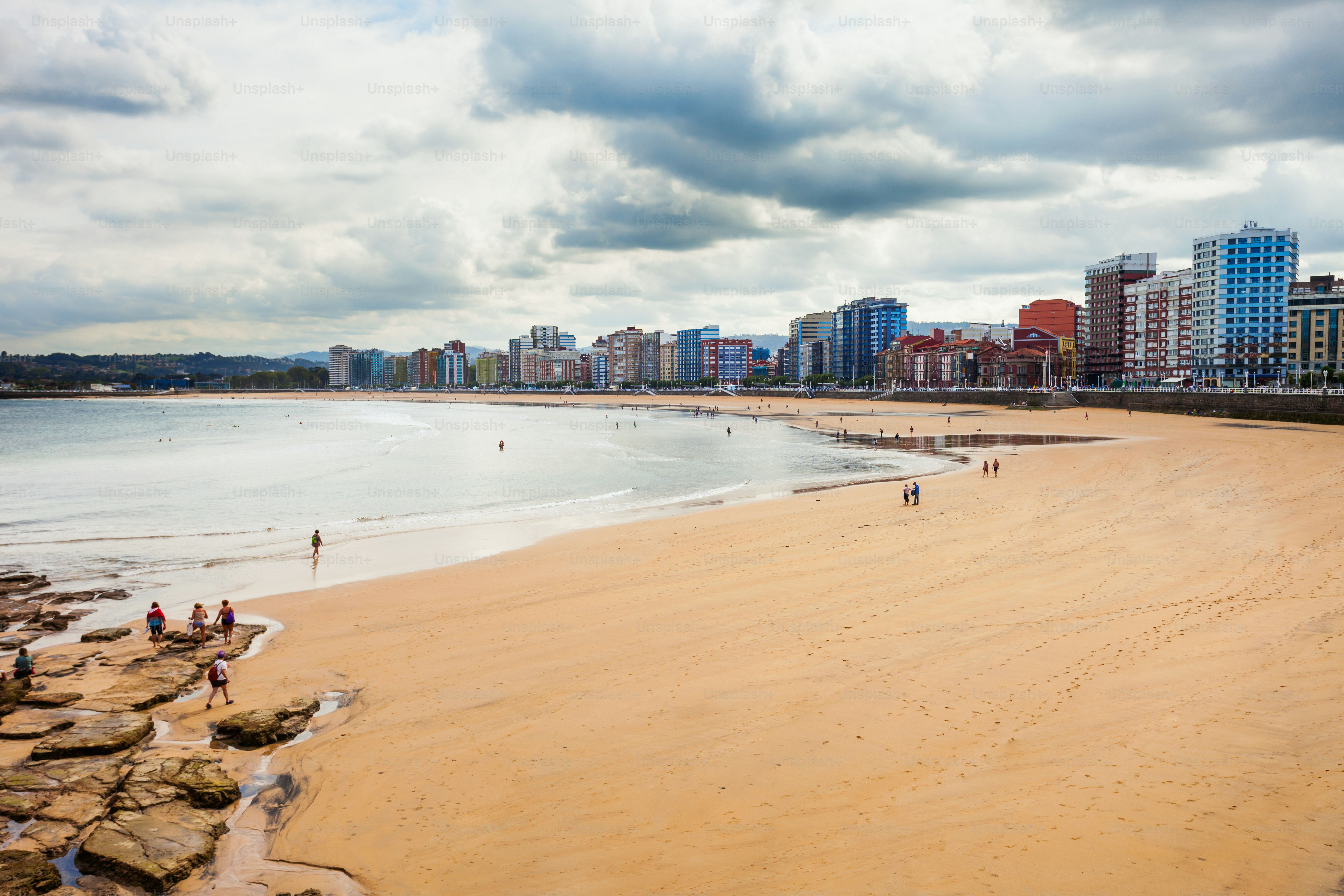 Luftaufnahme vom Strand von Gijon im Zentrum der Stadt Gijon in Asturien, Spanien