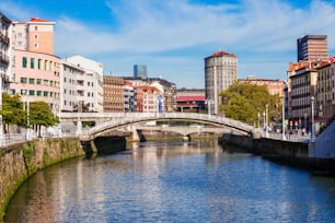 Ufer des Flusses Nervion im Zentrum von Bilbao, der größten Stadt des Baskenlandes in Nordspanien