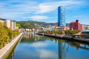 Ufer des Flusses Nervion im Zentrum von Bilbao, der größten Stadt des Baskenlandes in Nordspanien
