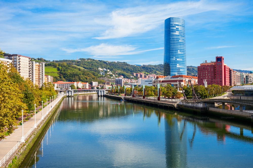 L'argine del fiume Nervion nel centro di Bilbao, la più grande città dei Paesi Baschi, nel nord della Spagna