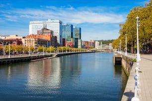 Aterro do rio Nervion no centro de Bilbao, maior cidade do País Basco no norte da Espanha