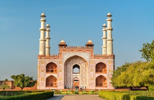 Porte sud du fort de Sikandra à Agra - État de l’Uttar Pradesh en Inde