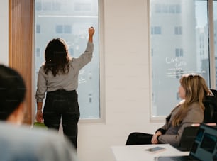 une femme debout devant un groupe de personnes