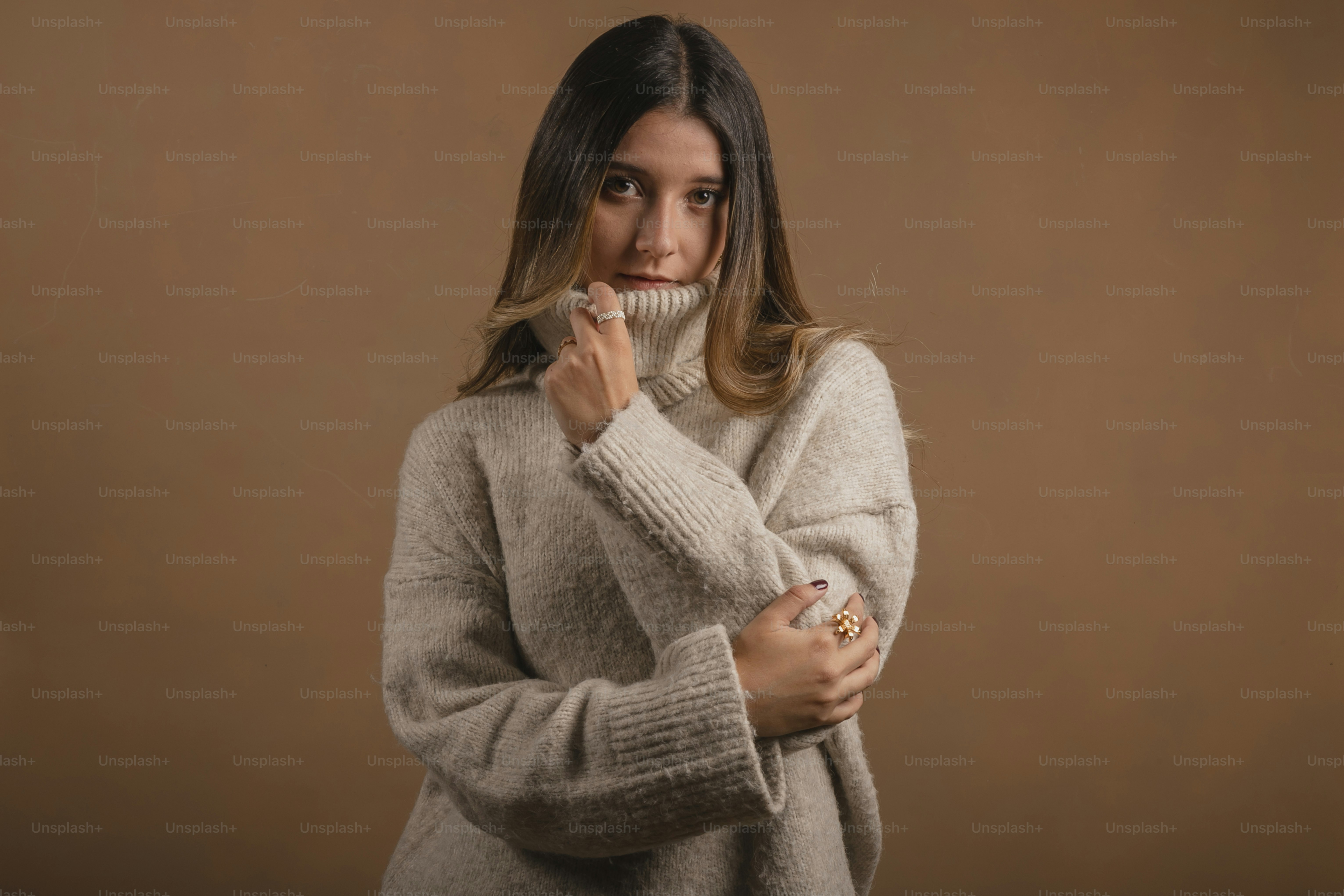 Eine Frau in einem Pullover posiert für ein Foto