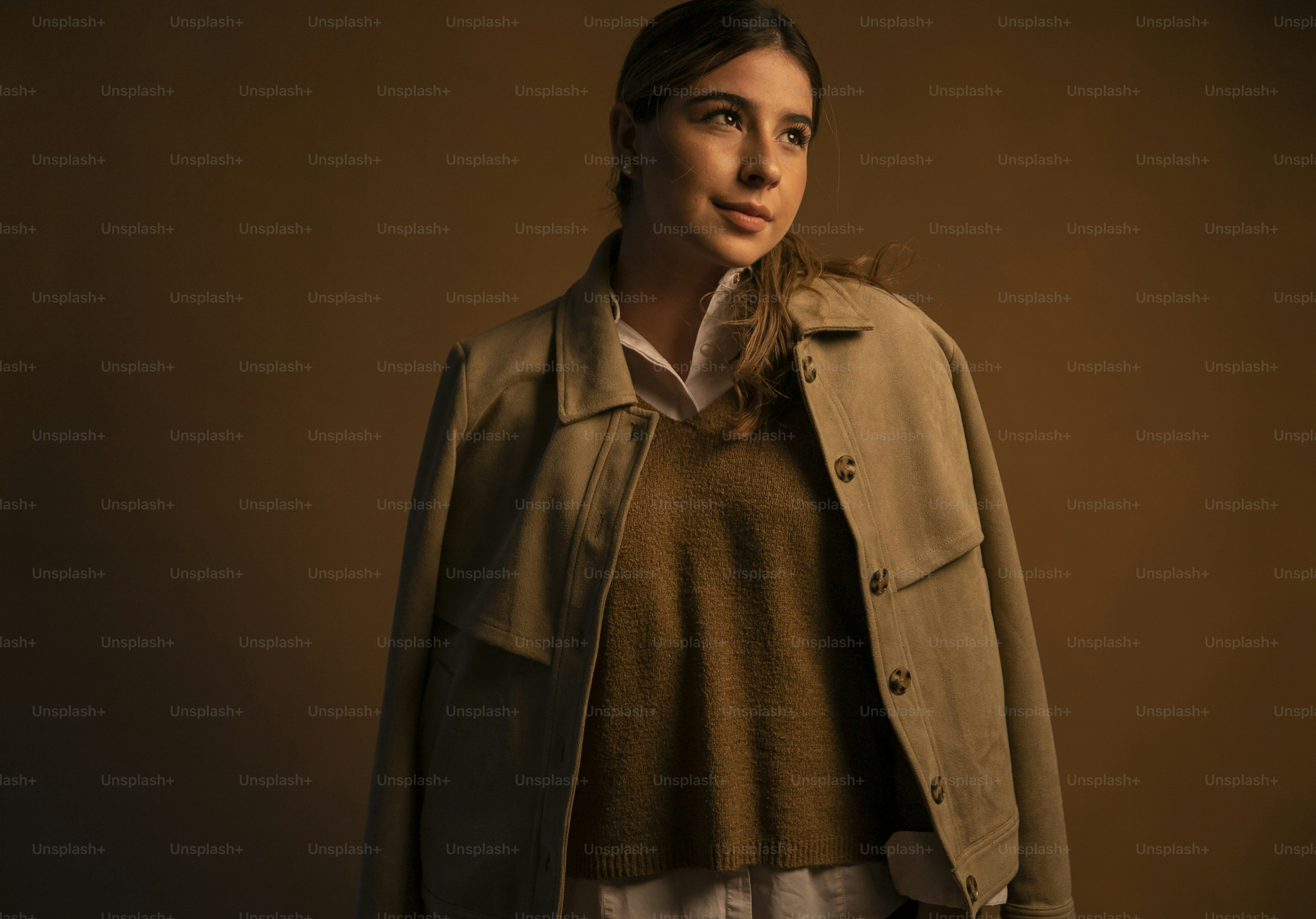 日焼けしたジャケットを着た女性が写真を撮っている