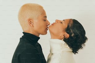 un uomo e una donna che si baciano