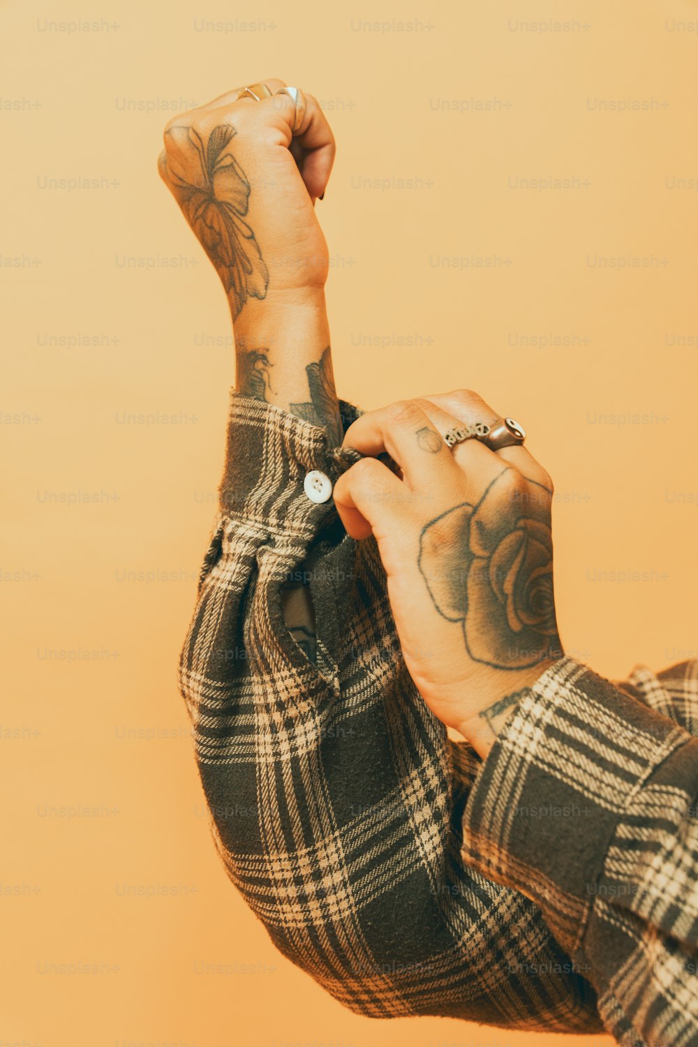 una persona con un tatuaggio sul braccio